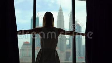 一位成功的富婆拉开了俯瞰城市的窗户的窗帘的剪影，这是一幅<strong>夸张</strong>的画面